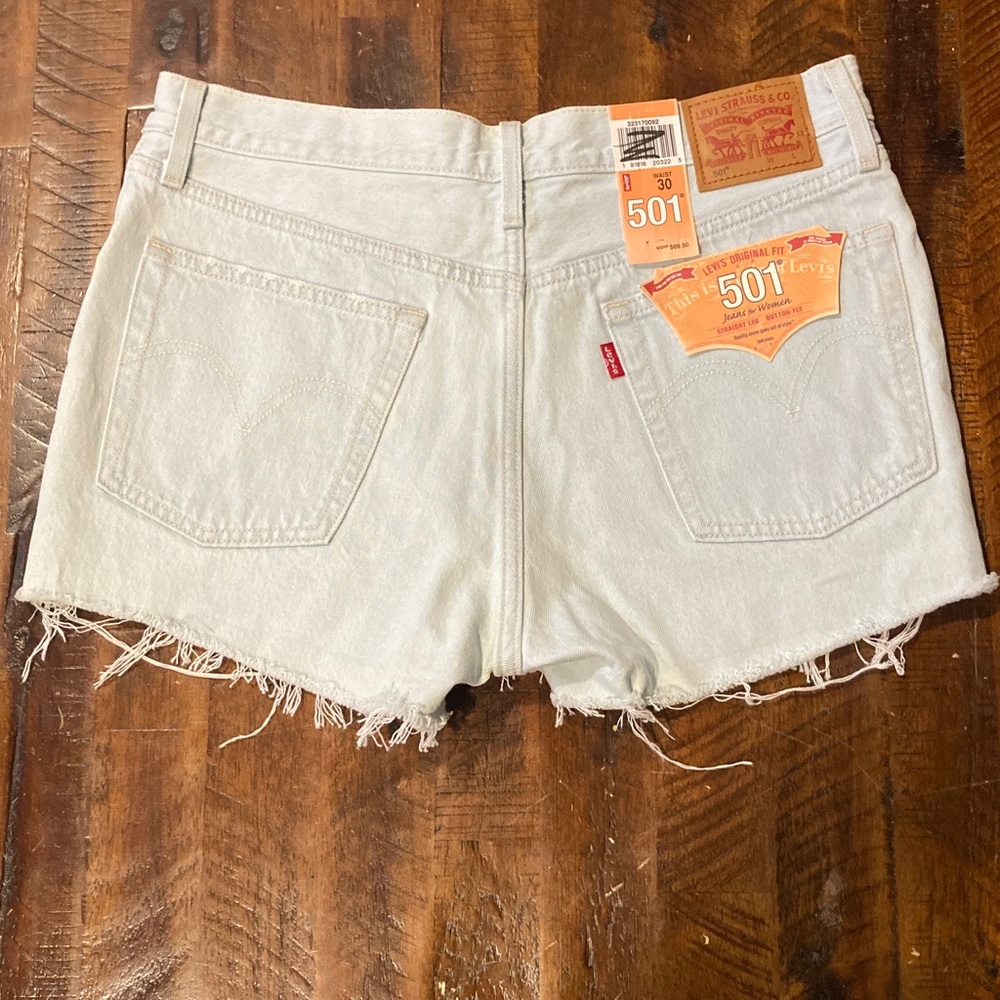 NWT Levi’s 501 light denim cutoff shorts 30
